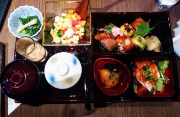 Menú del día en Ginza: sopa de miso, sushi, takoyaki, pollo, crema de huevo...!